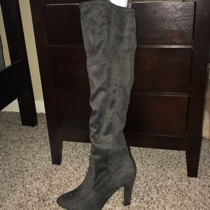 Size 10m thigh high boot. Worn once.